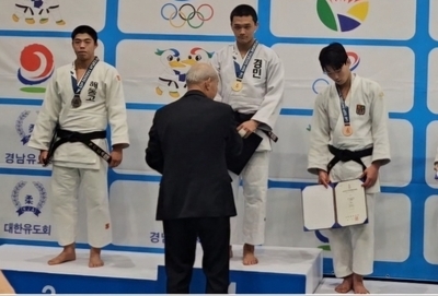 지난 11일 경남 합천군 합천체육관에서 열린 제105회 전국체육대회 남고부 73kg급 개인전에서 김용민이 우승한 뒤 시상하고 있다. (사진=김용민 선수 제공)