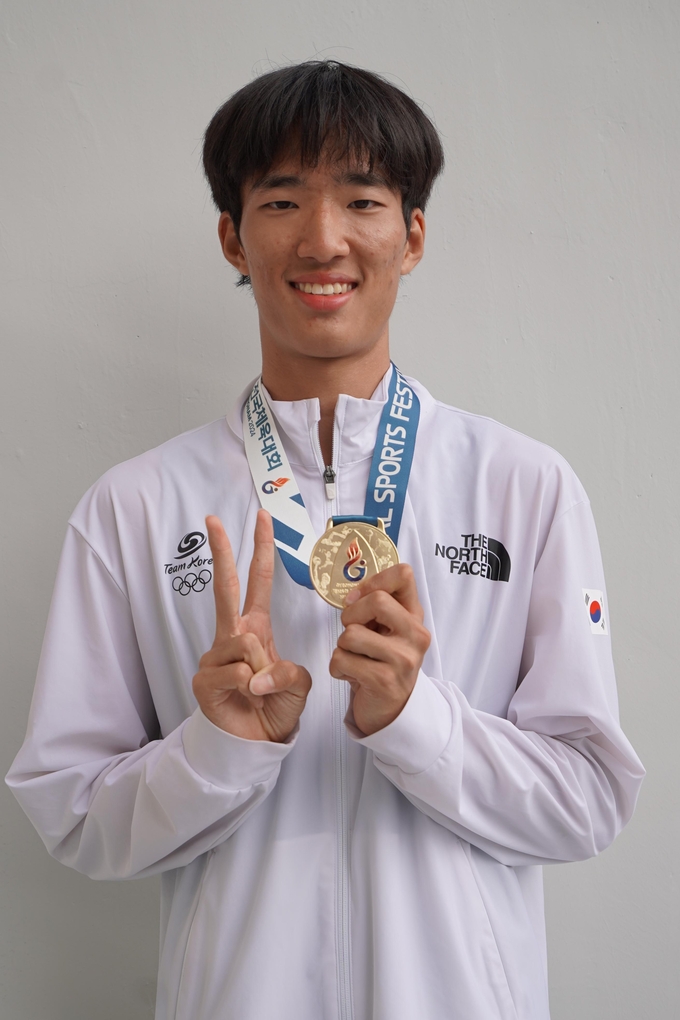 13일 경남 김해 종합운동장에서 열린 제105회 전국체육대회 셋째날 육상 남자 18세이하부 110m허들에서 금메달을 딴 이민혁(경기모바일과고)이 기념사진을 찍고 있다. (사진=이건우 기자_