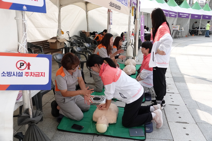 성남소방서가 지난 11일 성남종합운동장에서 열린 ‘제18회 경기도장애인생활체육대회’에서 소방안전체험 부스를 운영했다. (사진=성남소방서 제공)