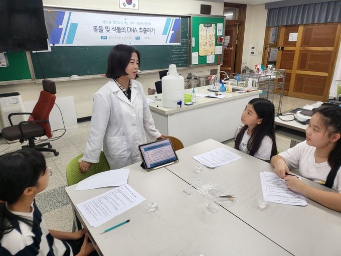 세마고등학교의 재능기부 활동인 자연 숲 과학교실이 진행되고 있다. (사진=세마고등학교 제공)