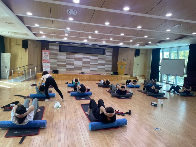 주민들이 '건강한 체중 만들기', '굿바이! 요실금' 프로그램에 참여하고 있다. (사진=수원시 제공)