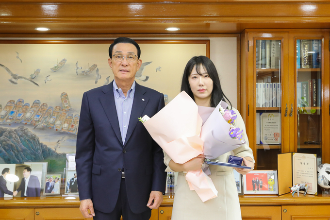 노동진 수협중앙회장(왼쪽)이 보이스피싱 범죄를 막은 고지은 당진수협 천안지점 직원과 기념촬영을 하고 있다. (사진=수협중앙회 제공)