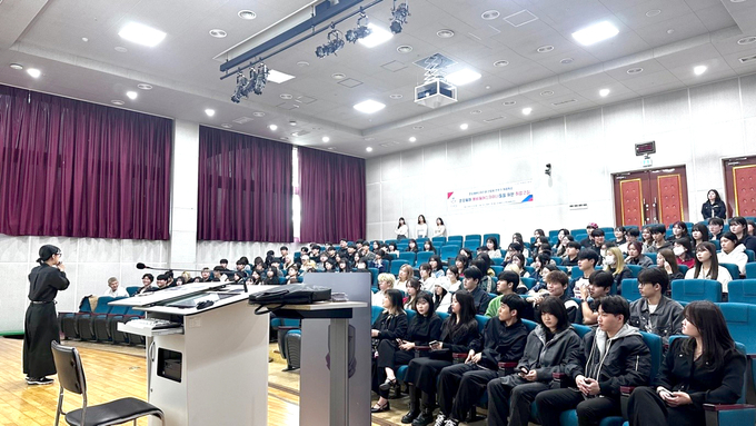 준오헤어 남양주 다산점 황예닮 원장이 경복대학교는 남양주캠퍼스에서 취업특강을 하고 있다. (사진=경복대 제공)