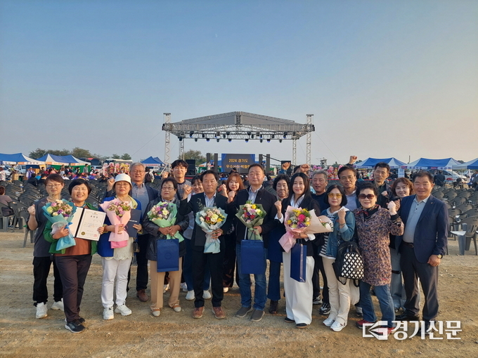 2024년 전통시장 활성화 유공 수상자들이 기념촬영을 하고 있다. (사진=안성시 제공)