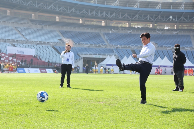 조용익 부천시장이 시축을 하고 있다. (사진=부천시 제공)