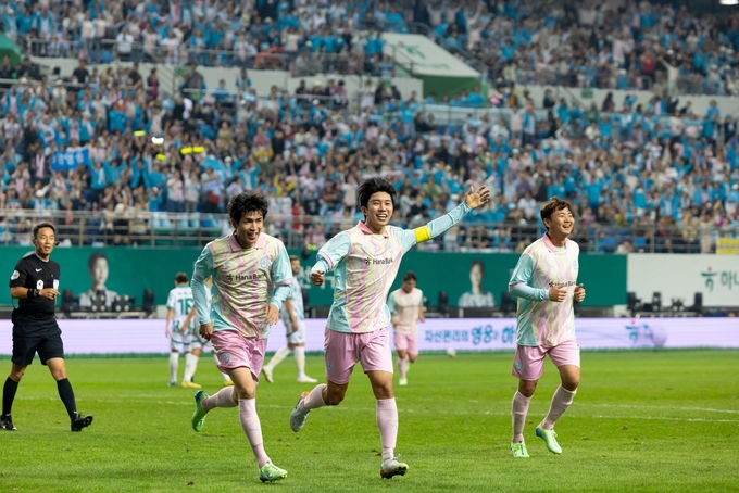 하나은행 자선축구대회 경기 후반 20분, '팀 히어로'의 주장 임영웅이 전원석의 골을 돕는 어시스트를 기록한 뒤 함께 기쁨의 세레모니를 하고 있다. (사진=하나은행 제공)