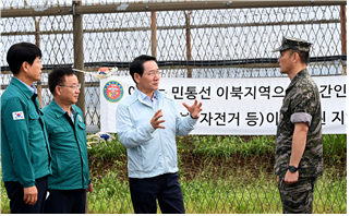 유정복 시장이 지난달 18일 강화군 송해면 당산리 대남 소음방송 현장을 찾아 군관계자로부터 현황을 보고받고 현장을 점검하고 있다. ( 사진 = 인천시 제공 )