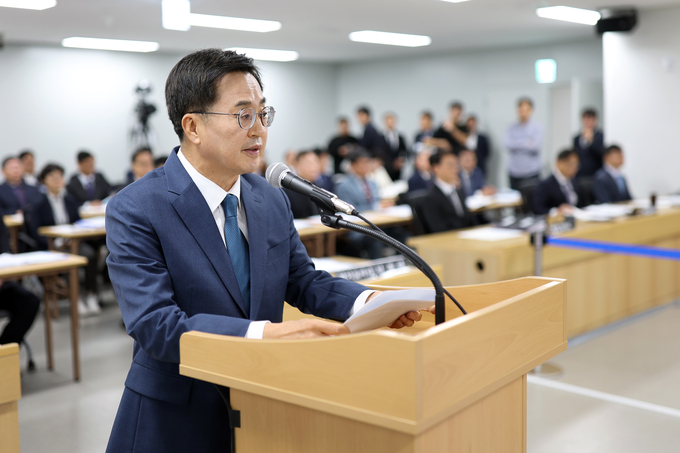14일 오전 경기도청 4층 율곡홀에서 열린 2024 행정안전위원회 국정감사에서 김동연 경기도지사가 인사말을 하고 있다. (사진=경기도 제공)