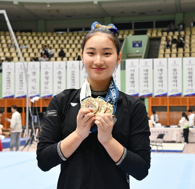 14일 경남 창원시 마산실내체육관에서 열린 제105회 전국체육대회 나흘째 체조 여고부 마루운동에서 금메달을 따낸 임수민(경기체고)이 기념사진을 찍고 있다. (사진=경기체육고등학교 제공)