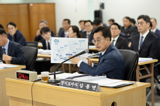 14일 오전 경기도청 4층 율곡홀에서 열린 2024 국회 행정안전위원회 국정감사에서 김동연 경기도지사가 답변을 하고 있다. (사진=경기도 제공)