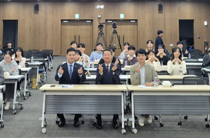 경기도의회 더불어민주당 최민(광명2), 강태형(안산5), 장민수(비례) 의원이 지난 12일 경기도의회에서 열린 ‘청년기본소득 개선방향 모색을 위한 토론회’에서 기념촬영을 하고 있다. (사진=경기도의회 제공)