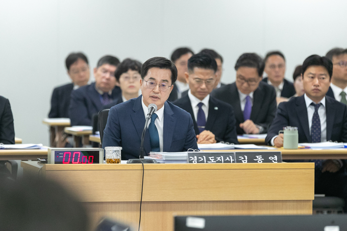 14일 오전 경기도청 4층 율곡홀에서 열린 2024 행정안전위원회 국정감사에서 김동연 경기도지사가 답변을 하고 있다. (사진=경기도 제공)