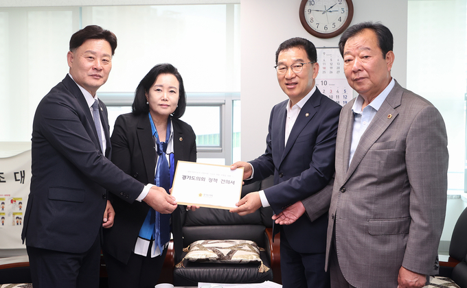 14일 경기도 감사위원장실에서 더불어민주당 소속 신정훈 국회 행정안전위원장과 경기도의원들이 ‘지방의회 제도개선을 위한 건의안’을 들어 올리고 있다. 왼쪽부터 최종현(수원7) 경기도의회 더불어민주당 대표의원, 정윤경(민주·군포1) 경기도의회 부의장, 신정훈 국회 행안위원장, 임상오(국힘·동두천2) 경기도의회 안전행정위원장. (사진=경기도의회 제공)