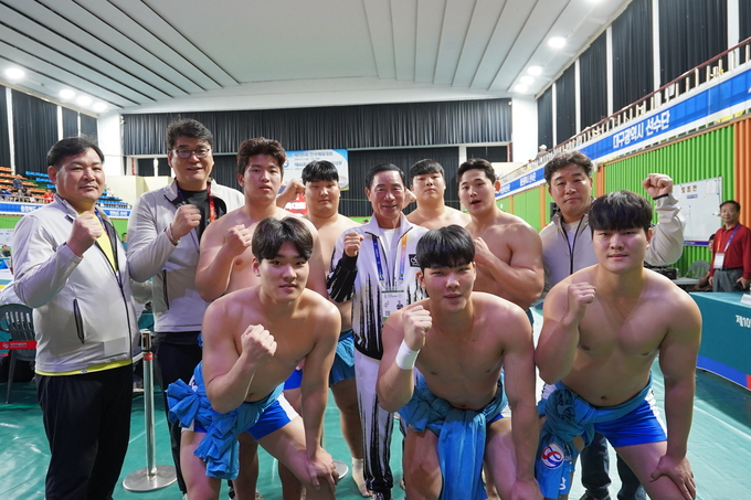 14일 경남 김해시 문화체육관에서 열린 제105회 전국체육대회 씨름 대회서 이원성 경기도체육회 회장 겸 선수단 단장이 방문해 경기도 선수들을 격려했다. (사진=이건우 기자)