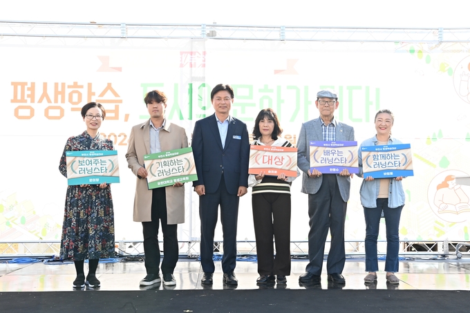 올해 평생학습 대상 수상자들과 기념촬영하는 모습. (사진=부천시 제공)