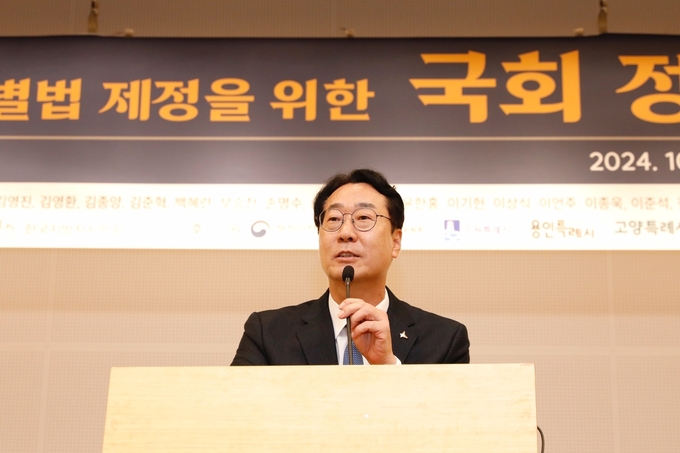 특례시 지원 특별법 제정 및 특례시 지원방안 <strong>국회 정책토론회에 참석한 정명근 화성시장(사진=화성시 제공)</strong>