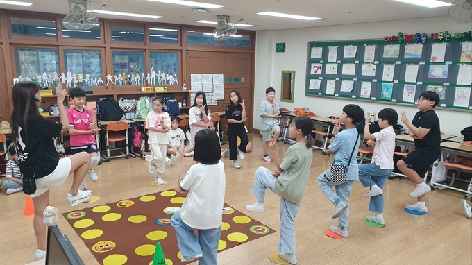 청수초 학생들이 전통문화에서 즐겁고 신나는 놀이를 배우고 있다. (사진=김포교육지원청 제공)