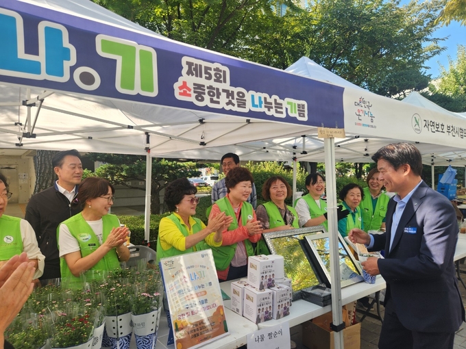 조용익 시장이 참여자들을 격려하고 있다. (사진=부천시 제공)