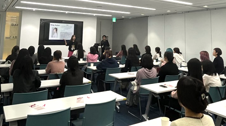 안양대 뷰티메디컬디자인학과 재학생들이 서울 강남구 '이엘씨에이 한국'을 방문해 현장 견학을 하고 있다. (사진=안양대 제공)