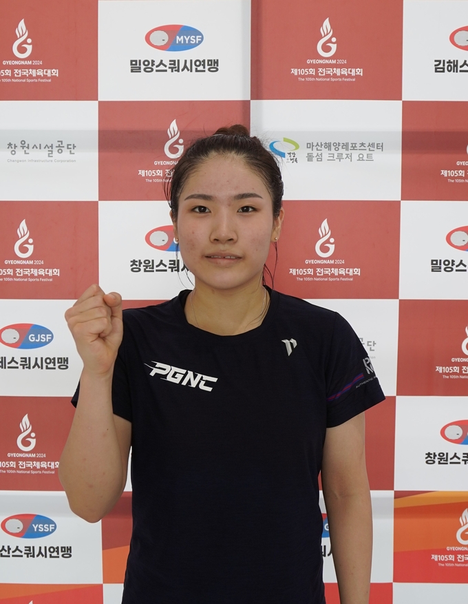 15일 김해시 마산합포스포츠센터에서 열린 제105회 전국체육대회 5일째 스쿼시 여자 18세이하부 개인전 결승전에서 조아연(오남고)이 금메달을 딴 후 기념사진을 찍고 있다. (사진=이건우 기자)