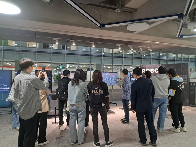 지난 14일 수원시 셰어하우스 CON에 거주하는 자립준비청년들이 네이버1784를 방문해 회사를 둘러보고 있다. (사진=수원시 제공)