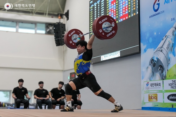 15일 경남 고성군 역도경기장에서 열린 제105회 전국체육대회 5일째 역도 남자 18세이하부 용상96㎏급에서 김동우(경기체고)가 바벨을 들어올리고 있다. (사진=경기도역도연맹 제공)