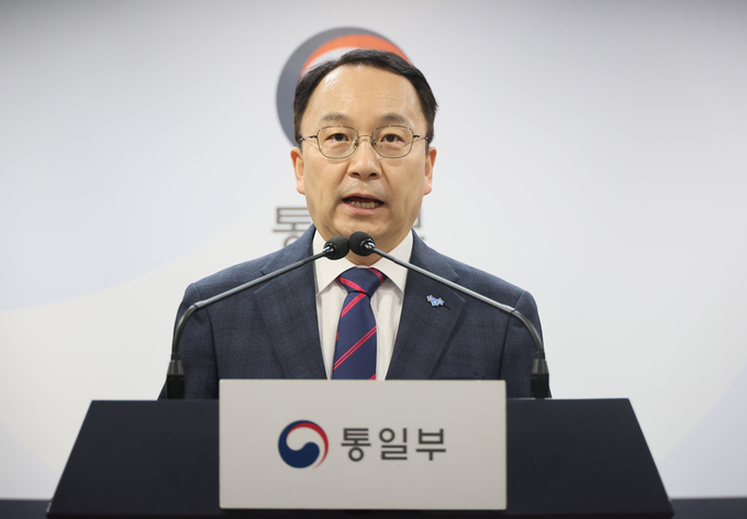 구병삼 통일부 대변인이 15일 오후 서울 종로구 정부서울청사에서 북한의 경의선ㆍ동해선 남북 연결도로 폭파와 관련해 입장문을 발표하고 있다. (사진=연합뉴스)