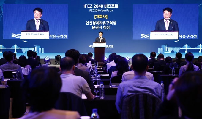 윤원석 인천경제청장이 15일 개청 21주년을 맞아 IFEZ 2040 비전포럼을 열고 IFEZ의 2040 비전을 발표하고 있다. ( 사진 = 인천경제청 제공 ) 