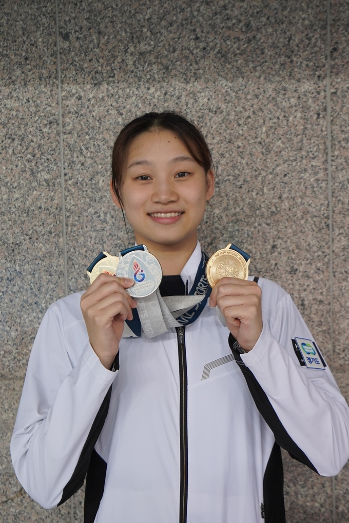 15일 경남 창원시 실내수영장에서 열린 제105회 전국체육대회 5일째 수영(경영, 계영) 여자 18세이하부 개인혼영 200m에서 김보민(감일고)가 금메달을 차지한 후 기념 사진을 찍고 있다. (사진=이건우 기자)