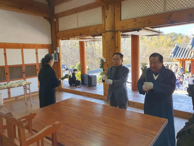 김대진 성남문화원장이 지난 둔촌문화제에서 성남시 하대원동에 위치한 둔촌 선생 재실 추모재(追慕齋)에서 ‘참배 및 헌화례’를 진행하고 있다. 사진=성남문화원