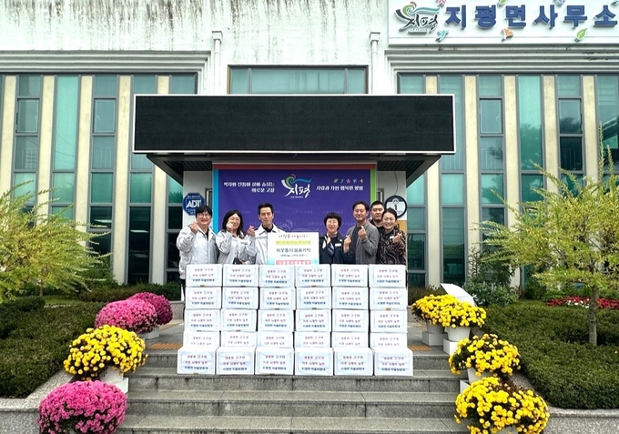 양평면 지평면 자율방범대가 지난 15일 직접 재배한 고구마 10kg 30박스를 이웃들에게 나누는 '사랑의 고구마 나눔 행사'를 펼쳤다. (사진=지평면 행정복지센터 제공)