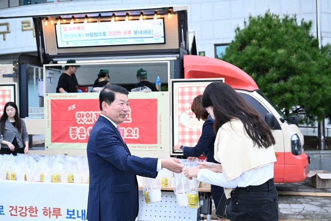 백경현 구리시장이 경기 쌀로 만든 주먹밥과 쌀 음료 등을 시청 직원과 시민들에게 전달하고 있다. (사진=구리시 제공)
