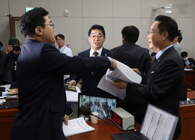  16일 국회에서 열린 운영위원회 전체회의 중 국민의힘 간사인 배준영 의원(가운데)이 증인 채택과 관련해 위원장인 박찬대 운영위원장과 야당 간사인 박성준 의원에게 항의하고 있다. (사진=연합뉴스)