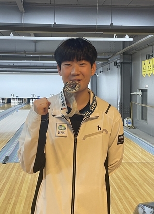 16일 경남 김해시 k플러스에서 열린 제105회 전국체육대회 6일째 볼링 남자 18세이하부 마스터즈에서 배정훈(수원유스)가 금메달을 딴 직후 기념사진을 찍고 있다. (사진=경기도 공동취재단)
