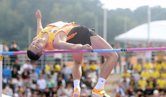 16일 경남 김해종합운동장에서 열린 '제105회 전국체육대회(전국체전)' 높이뛰기에 출전한 우상혁. (사진=연합뉴스 제공)