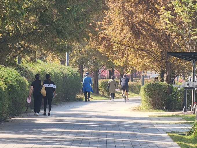  16일 파주시 운정동 운정호수공원을 방문한 시민들. (사진=박진석 기자)