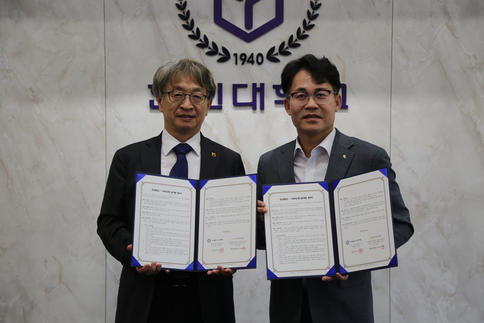 한신대 이인재 부총장과 KB국민은행 경기화성향남지역 조성창 본부장(오른쪽)이 기념촬영을 하고 있다.(사진=한신대 제공)