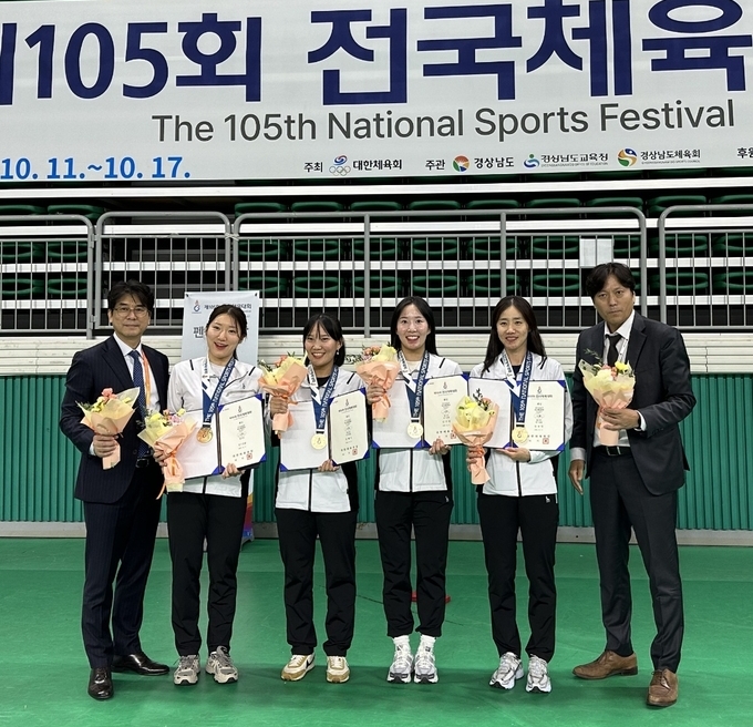 15일 경남 남해군 남해실내체육관에서 진행된 대회 펜싱 종목 마지막날 여자 일반부 플뢰레 단체전에서 경기도가 우승을 차지한 뒤 기념사진을 찍고 있다. (사진=경기도펜싱협회 제공)