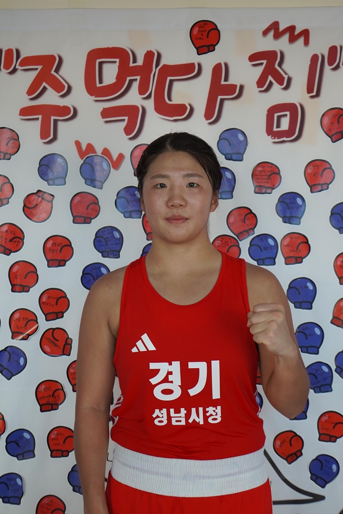 16일 경남 김해 학생실내체육관에서 열린 제105회 전국체육대회 6일째 복싱 종목 마지막날 여자 일반부 미들급 결승전에서 선수진(성남시청)이 우승한 후 기념사진을 찍고 있다. (사진=이건우 기자)