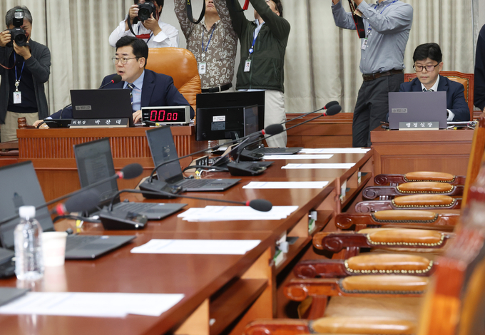 16일 국회에서 열린 운영위원회 전체회의에서 박찬대 위원장이 여당 위원들이 퇴장한 가운데 회의를 진행하고 있다. (사진=연합뉴스)