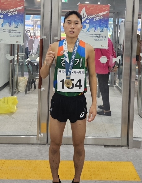 16일 경남 김해시 관내도로 상에서 열린 제105회 전국체육대회 6일째 육상종합 종목 마지막날 육상(로드레이스) 남자 18세이하부 10km 결승에서 금메달을 따낸 고정현(경기체고)이 기념사진을 찍고 있다. (사진=경기체육고등학교 제공)