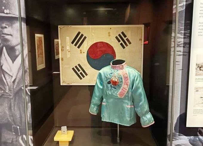  호주 전쟁기념관에 전시된 중국풍 옷이 한국 전통 의상으로 소개됐다. (사진=서경덕 성신여대 교수 제공)
