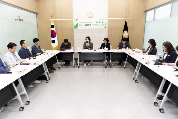 김포시의회 연구회와 참석자 등이 논의를 벌이고 있다. (사진=김포시의회 제공)