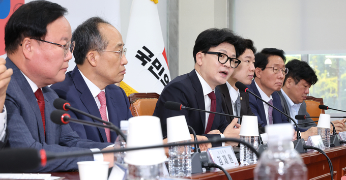 한동훈 국민의힘 대표(왼쪽 세번째)가 17일 오전 국회에서 열린 최고위원회의에서 발언하고 있다. (사진=연합뉴스)