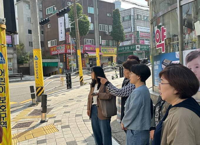 광명시는 지난 16일 ‘시민감사관’과 함께 광명7동 어린이보호구역 교통안전 실태를 점검했다. (사진=광명시 제공)