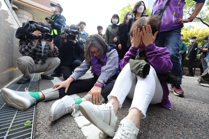  17일 김광호 전 서울경찰청장이 재판에서 무죄를 선고받자 이태원 참사 유가족들이 분통을 터뜨린 모습. (사진=연합뉴스 제공)
