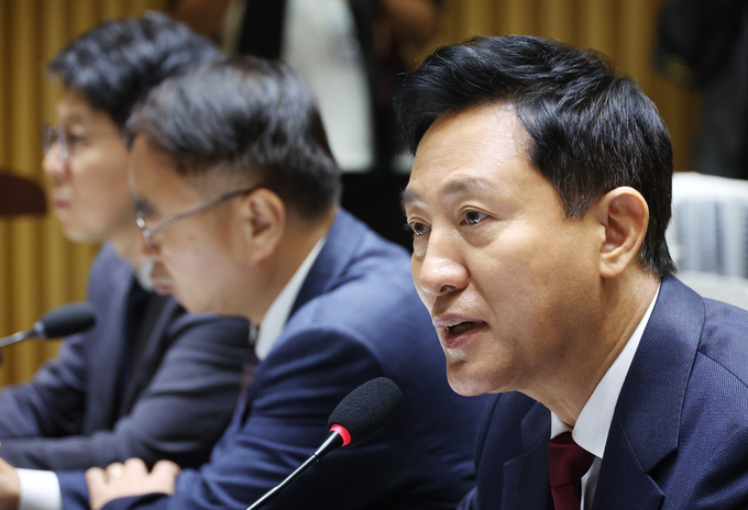 오세훈 서울시장이 15일 서울시청에서 열린 행정안전위원회 국정감사에 출석, 의원 질의에 답변을 하고 있다. (사진=연합뉴스)