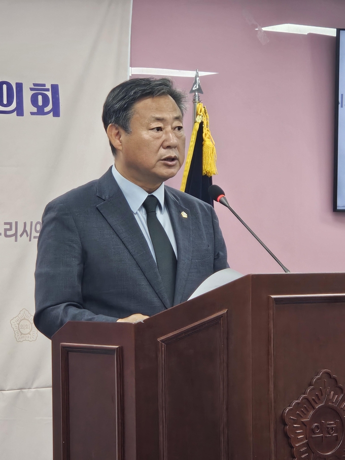 신동화 구리시의회 의장이 17일 의회 멀티룸에서 정례 기자브리핑을 하고 있다. (사진=신소형 기자)