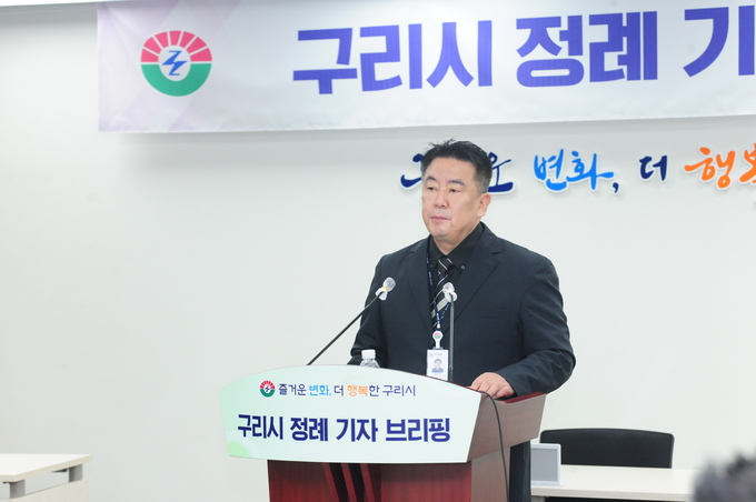 구리시 김천복 안전도시국장이 17일 본관 종합상황실에서 정례 기자브리핑을 하고 있다. (사진=구리시 제공)