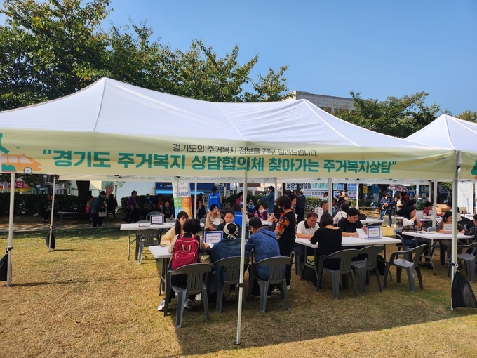 17일 시흥시 대야동 미관광장에서 ‘찾아가는 주거복지 상담’ 행사를 진행하고 있다. (사진=경기주택도시공사 제공)
